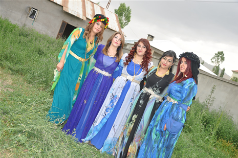 Yüksekova'da 23-24 Haziran 2012'de dünya evine giren çiftlerimizi sizlerler için sayfamıza taşıdık. Yüksekova Güncel Ailesi olarak tüm çitflerimize mutluluklar dileriz. Görüntüler: Foto: Yaşar Kaplan - Sinan Akkurt