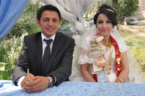 Yüksekova'da 23-24 Haziran 2012'de dünya evine giren çiftlerimizi sizlerler için sayfamıza taşıdık. Yüksekova Güncel Ailesi olarak tüm çitflerimize mutluluklar dileriz. Görüntüler: Foto: Yaşar Kaplan - Sinan Akkurt