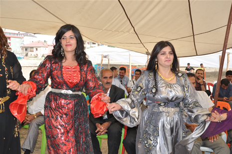 Yüksekova'da 23-24 Haziran 2012'de dünya evine giren çiftlerimizi sizlerler için sayfamıza taşıdık. Yüksekova Güncel Ailesi olarak tüm çitflerimize mutluluklar dileriz. Görüntüler: Foto: Yaşar Kaplan - Sinan Akkurt