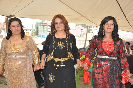 Yüksekova'da 23-24 Haziran 2012'de dünya evine giren çiftlerimizi sizlerler için sayfamıza taşıdık. Yüksekova Güncel Ailesi olarak tüm çitflerimize mutluluklar dileriz. Görüntüler: Foto: Yaşar Kaplan - Sinan Akkurt