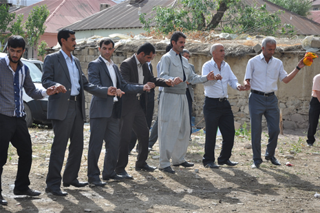 Yüksekova'da 23-24 Haziran 2012'de dünya evine giren çiftlerimizi sizlerler için sayfamıza taşıdık. Yüksekova Güncel Ailesi olarak tüm çitflerimize mutluluklar dileriz. Görüntüler: Foto: Yaşar Kaplan - Sinan Akkurt