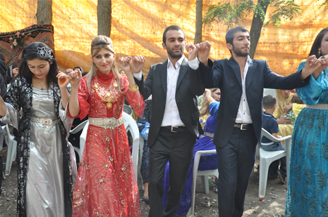 Yüksekova'da 23-24 Haziran 2012'de dünya evine giren çiftlerimizi sizlerler için sayfamıza taşıdık. Yüksekova Güncel Ailesi olarak tüm çitflerimize mutluluklar dileriz. Görüntüler: Foto: Yaşar Kaplan - Sinan Akkurt