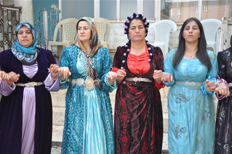 Yüksekova'da 23-24 Haziran 2012'de dünya evine giren çiftlerimizi sizlerler için sayfamıza taşıdık. Yüksekova Güncel Ailesi olarak tüm çitflerimize mutluluklar dileriz. Görüntüler: Foto: Yaşar Kaplan - Sinan Akkurt