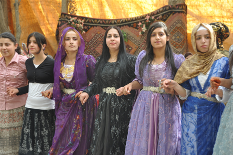 Yüksekova'da 23-24 Haziran 2012'de dünya evine giren çiftlerimizi sizlerler için sayfamıza taşıdık. Yüksekova Güncel Ailesi olarak tüm çitflerimize mutluluklar dileriz. Görüntüler: Foto: Yaşar Kaplan - Sinan Akkurt