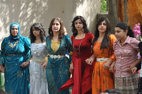 Yüksekova'da 23-24 Haziran 2012'de dünya evine giren çiftlerimizi sizlerler için sayfamıza taşıdık. Yüksekova Güncel Ailesi olarak tüm çitflerimize mutluluklar dileriz. Görüntüler: Foto: Yaşar Kaplan - Sinan Akkurt