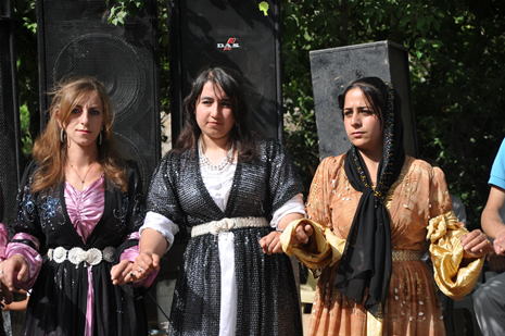 Yüksekova'da 23-24 Haziran 2012'de dünya evine giren çiftlerimizi sizlerler için sayfamıza taşıdık. Yüksekova Güncel Ailesi olarak tüm çitflerimize mutluluklar dileriz. Görüntüler: Foto: Yaşar Kaplan - Sinan Akkurt