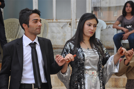 Yüksekova'da 23-24 Haziran 2012'de dünya evine giren çiftlerimizi sizlerler için sayfamıza taşıdık. Yüksekova Güncel Ailesi olarak tüm çitflerimize mutluluklar dileriz. Görüntüler: Foto: Yaşar Kaplan - Sinan Akkurt