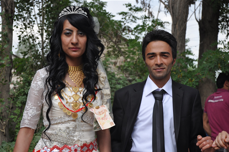 Yüksekova'da 23-24 Haziran 2012'de dünya evine giren çiftlerimizi sizlerler için sayfamıza taşıdık. Yüksekova Güncel Ailesi olarak tüm çitflerimize mutluluklar dileriz. Görüntüler: Foto: Yaşar Kaplan - Sinan Akkurt