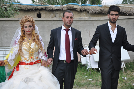 Yüksekova'da 23-24 Haziran 2012'de dünya evine giren çiftlerimizi sizlerler için sayfamıza taşıdık. Yüksekova Güncel Ailesi olarak tüm çitflerimize mutluluklar dileriz. Görüntüler: Foto: Yaşar Kaplan - Sinan Akkurt