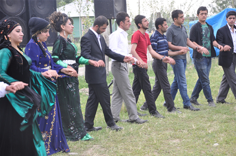 Yüksekova'da 23-24 Haziran 2012'de dünya evine giren çiftlerimizi sizlerler için sayfamıza taşıdık. Yüksekova Güncel Ailesi olarak tüm çitflerimize mutluluklar dileriz. Görüntüler: Foto: Yaşar Kaplan - Sinan Akkurt