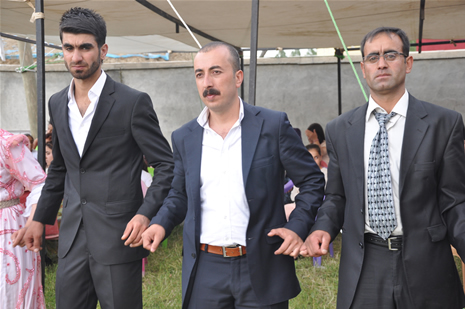 Yüksekova'da 23-24 Haziran 2012'de dünya evine giren çiftlerimizi sizlerler için sayfamıza taşıdık. Yüksekova Güncel Ailesi olarak tüm çitflerimize mutluluklar dileriz. Görüntüler: Foto: Yaşar Kaplan - Sinan Akkurt