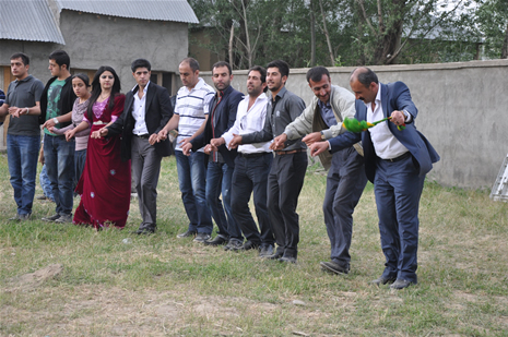 Yüksekova'da 23-24 Haziran 2012'de dünya evine giren çiftlerimizi sizlerler için sayfamıza taşıdık. Yüksekova Güncel Ailesi olarak tüm çitflerimize mutluluklar dileriz. Görüntüler: Foto: Yaşar Kaplan - Sinan Akkurt