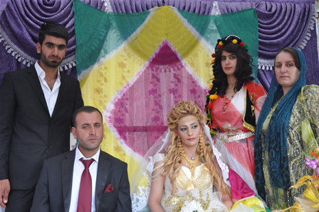 Yüksekova'da 23-24 Haziran 2012'de dünya evine giren çiftlerimizi sizlerler için sayfamıza taşıdık. Yüksekova Güncel Ailesi olarak tüm çitflerimize mutluluklar dileriz. Görüntüler: Foto: Yaşar Kaplan - Sinan Akkurt