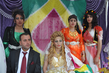 Yüksekova'da 23-24 Haziran 2012'de dünya evine giren çiftlerimizi sizlerler için sayfamıza taşıdık. Yüksekova Güncel Ailesi olarak tüm çitflerimize mutluluklar dileriz. Görüntüler: Foto: Yaşar Kaplan - Sinan Akkurt