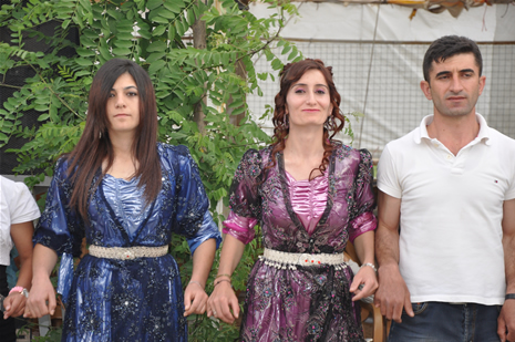 Yüksekova'da 23-24 Haziran 2012'de dünya evine giren çiftlerimizi sizlerler için sayfamıza taşıdık. Yüksekova Güncel Ailesi olarak tüm çitflerimize mutluluklar dileriz. Görüntüler: Foto: Yaşar Kaplan - Sinan Akkurt