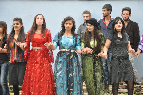 Yüksekova'da 23-24 Haziran 2012'de dünya evine giren çiftlerimizi sizlerler için sayfamıza taşıdık. Yüksekova Güncel Ailesi olarak tüm çitflerimize mutluluklar dileriz. Görüntüler: Foto: Yaşar Kaplan - Sinan Akkurt