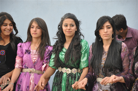 Yüksekova'da 23-24 Haziran 2012'de dünya evine giren çiftlerimizi sizlerler için sayfamıza taşıdık. Yüksekova Güncel Ailesi olarak tüm çitflerimize mutluluklar dileriz. Görüntüler: Foto: Yaşar Kaplan - Sinan Akkurt