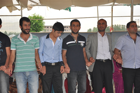 Yüksekova'da 23-24 Haziran 2012'de dünya evine giren çiftlerimizi sizlerler için sayfamıza taşıdık. Yüksekova Güncel Ailesi olarak tüm çitflerimize mutluluklar dileriz. Görüntüler: Foto: Yaşar Kaplan - Sinan Akkurt