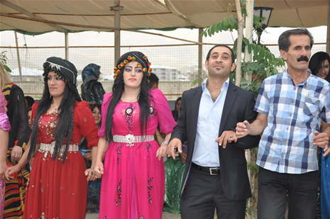 Yüksekova'da 23-24 Haziran 2012'de dünya evine giren çiftlerimizi sizlerler için sayfamıza taşıdık. Yüksekova Güncel Ailesi olarak tüm çitflerimize mutluluklar dileriz. Görüntüler: Foto: Yaşar Kaplan - Sinan Akkurt