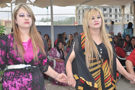 Yüksekova'da 23-24 Haziran 2012'de dünya evine giren çiftlerimizi sizlerler için sayfamıza taşıdık. Yüksekova Güncel Ailesi olarak tüm çitflerimize mutluluklar dileriz. Görüntüler: Foto: Yaşar Kaplan - Sinan Akkurt