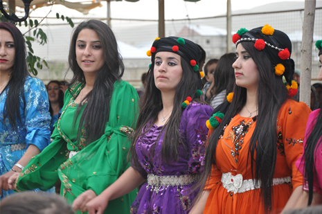 Yüksekova'da 23-24 Haziran 2012'de dünya evine giren çiftlerimizi sizlerler için sayfamıza taşıdık. Yüksekova Güncel Ailesi olarak tüm çitflerimize mutluluklar dileriz. Görüntüler: Foto: Yaşar Kaplan - Sinan Akkurt