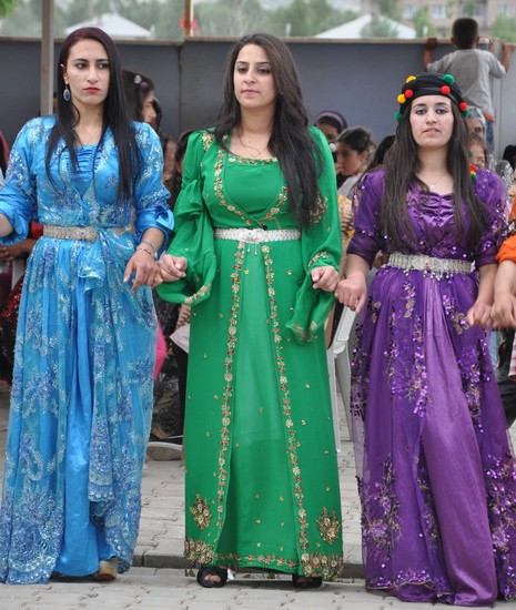 Yüksekova'da 23-24 Haziran 2012'de dünya evine giren çiftlerimizi sizlerler için sayfamıza taşıdık. Yüksekova Güncel Ailesi olarak tüm çitflerimize mutluluklar dileriz. Görüntüler: Foto: Yaşar Kaplan - Sinan Akkurt