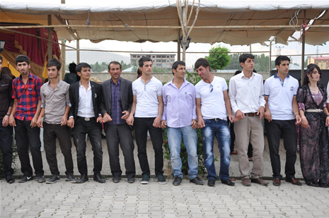 Yüksekova'da 23-24 Haziran 2012'de dünya evine giren çiftlerimizi sizlerler için sayfamıza taşıdık. Yüksekova Güncel Ailesi olarak tüm çitflerimize mutluluklar dileriz. Görüntüler: Foto: Yaşar Kaplan - Sinan Akkurt