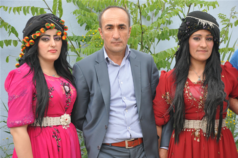 Yüksekova'da 23-24 Haziran 2012'de dünya evine giren çiftlerimizi sizlerler için sayfamıza taşıdık. Yüksekova Güncel Ailesi olarak tüm çitflerimize mutluluklar dileriz. Görüntüler: Foto: Yaşar Kaplan - Sinan Akkurt