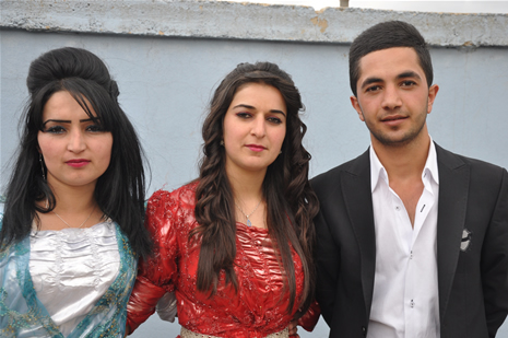 Yüksekova'da 23-24 Haziran 2012'de dünya evine giren çiftlerimizi sizlerler için sayfamıza taşıdık. Yüksekova Güncel Ailesi olarak tüm çitflerimize mutluluklar dileriz. Görüntüler: Foto: Yaşar Kaplan - Sinan Akkurt