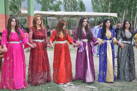 Yüksekova'da 23-24 Haziran 2012'de dünya evine giren çiftlerimizi sizlerler için sayfamıza taşıdık. Yüksekova Güncel Ailesi olarak tüm çitflerimize mutluluklar dileriz. Görüntüler: Foto: Yaşar Kaplan - Sinan Akkurt