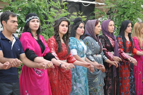 Yüksekova'da 23-24 Haziran 2012'de dünya evine giren çiftlerimizi sizlerler için sayfamıza taşıdık. Yüksekova Güncel Ailesi olarak tüm çitflerimize mutluluklar dileriz. Görüntüler: Foto: Yaşar Kaplan - Sinan Akkurt