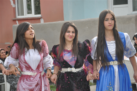 Yüksekova'da 30 Haziran 01 Temmuz 2012'de dünya evine giren çiftlerimizi sizlerler için sayfamıza taşıdık. Yüksekova Güncel Ailesi olarak tüm çitflerimize mutluluklar dileriz