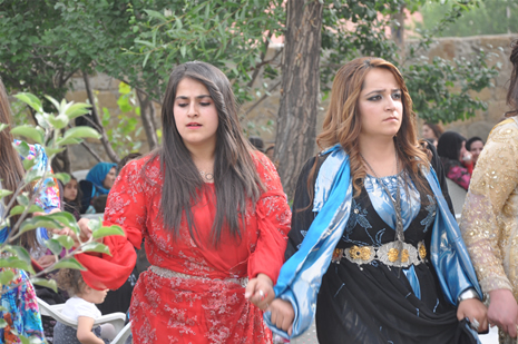 Yüksekova'da 30 Haziran 01 Temmuz 2012'de dünya evine giren çiftlerimizi sizlerler için sayfamıza taşıdık. Yüksekova Güncel Ailesi olarak tüm çitflerimize mutluluklar dileriz