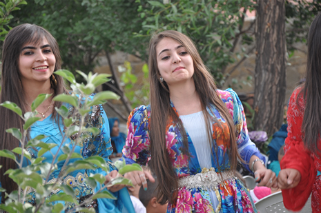 Yüksekova'da 30 Haziran 01 Temmuz 2012'de dünya evine giren çiftlerimizi sizlerler için sayfamıza taşıdık. Yüksekova Güncel Ailesi olarak tüm çitflerimize mutluluklar dileriz