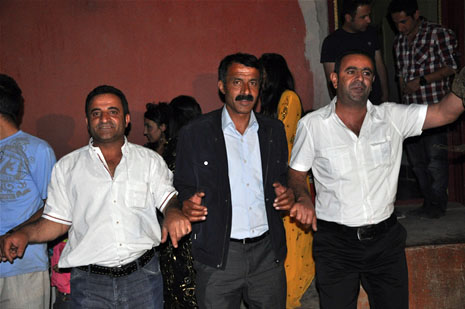 Yüksekova'da 30 Haziran 01 Temmuz 2012'de dünya evine giren çiftlerimizi sizlerler için sayfamıza taşıdık. Yüksekova Güncel Ailesi olarak tüm çitflerimize mutluluklar dileriz