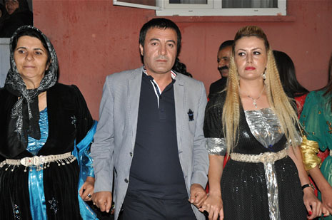 Yüksekova'da 30 Haziran 01 Temmuz 2012'de dünya evine giren çiftlerimizi sizlerler için sayfamıza taşıdık. Yüksekova Güncel Ailesi olarak tüm çitflerimize mutluluklar dileriz