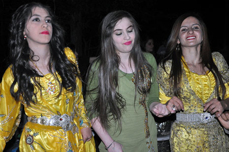 Yüksekova'da 30 Haziran 01 Temmuz 2012'de dünya evine giren çiftlerimizi sizlerler için sayfamıza taşıdık. Yüksekova Güncel Ailesi olarak tüm çitflerimize mutluluklar dileriz