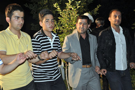 Yüksekova'da 30 Haziran 01 Temmuz 2012'de dünya evine giren çiftlerimizi sizlerler için sayfamıza taşıdık. Yüksekova Güncel Ailesi olarak tüm çitflerimize mutluluklar dileriz