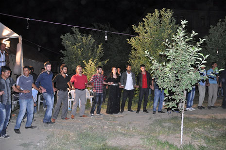 Yüksekova'da 30 Haziran 01 Temmuz 2012'de dünya evine giren çiftlerimizi sizlerler için sayfamıza taşıdık. Yüksekova Güncel Ailesi olarak tüm çitflerimize mutluluklar dileriz