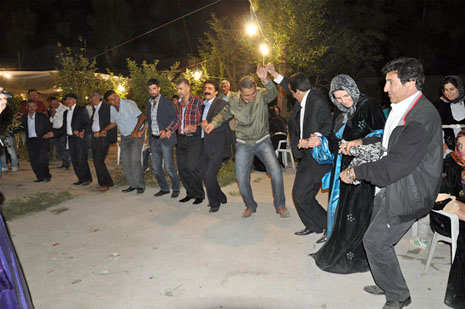 Yüksekova'da 30 Haziran 01 Temmuz 2012'de dünya evine giren çiftlerimizi sizlerler için sayfamıza taşıdık. Yüksekova Güncel Ailesi olarak tüm çitflerimize mutluluklar dileriz