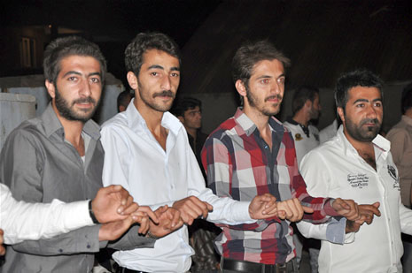 Yüksekova'da 30 Haziran 01 Temmuz 2012'de dünya evine giren çiftlerimizi sizlerler için sayfamıza taşıdık. Yüksekova Güncel Ailesi olarak tüm çitflerimize mutluluklar dileriz