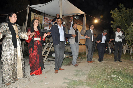 Yüksekova'da 30 Haziran 01 Temmuz 2012'de dünya evine giren çiftlerimizi sizlerler için sayfamıza taşıdık. Yüksekova Güncel Ailesi olarak tüm çitflerimize mutluluklar dileriz