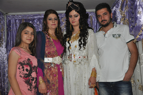 Yüksekova'da 30 Haziran 01 Temmuz 2012'de dünya evine giren çiftlerimizi sizlerler için sayfamıza taşıdık. Yüksekova Güncel Ailesi olarak tüm çitflerimize mutluluklar dileriz