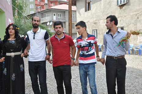 Yüksekova'da 30 Haziran 01 Temmuz 2012'de dünya evine giren çiftlerimizi sizlerler için sayfamıza taşıdık. Yüksekova Güncel Ailesi olarak tüm çitflerimize mutluluklar dileriz