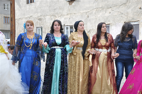 Yüksekova'da 30 Haziran 01 Temmuz 2012'de dünya evine giren çiftlerimizi sizlerler için sayfamıza taşıdık. Yüksekova Güncel Ailesi olarak tüm çitflerimize mutluluklar dileriz