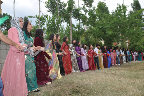 Yüksekova'da 30 Haziran 01 Temmuz 2012'de dünya evine giren çiftlerimizi sizlerler için sayfamıza taşıdık. Yüksekova Güncel Ailesi olarak tüm çitflerimize mutluluklar dileriz