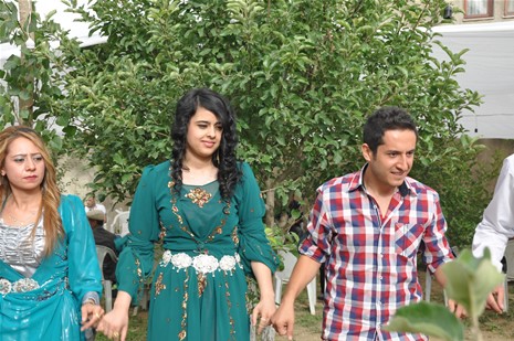 Yüksekova'da 30 Haziran 01 Temmuz 2012'de dünya evine giren çiftlerimizi sizlerler için sayfamıza taşıdık. Yüksekova Güncel Ailesi olarak tüm çitflerimize mutluluklar dileriz