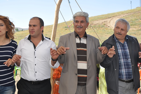 Yüksekova'da 30 Haziran 01 Temmuz 2012'de dünya evine giren çiftlerimizi sizlerler için sayfamıza taşıdık. Yüksekova Güncel Ailesi olarak tüm çitflerimize mutluluklar dileriz