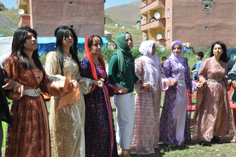 Yüksekova'da 30 Haziran 01 Temmuz 2012'de dünya evine giren çiftlerimizi sizlerler için sayfamıza taşıdık. Yüksekova Güncel Ailesi olarak tüm çitflerimize mutluluklar dileriz