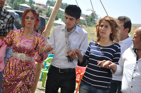 Yüksekova'da 30 Haziran 01 Temmuz 2012'de dünya evine giren çiftlerimizi sizlerler için sayfamıza taşıdık. Yüksekova Güncel Ailesi olarak tüm çitflerimize mutluluklar dileriz